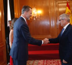 Su Majestad el Rey recibe el saludo del rector Magnífico de la Universidad de Oviedo, Santiago García